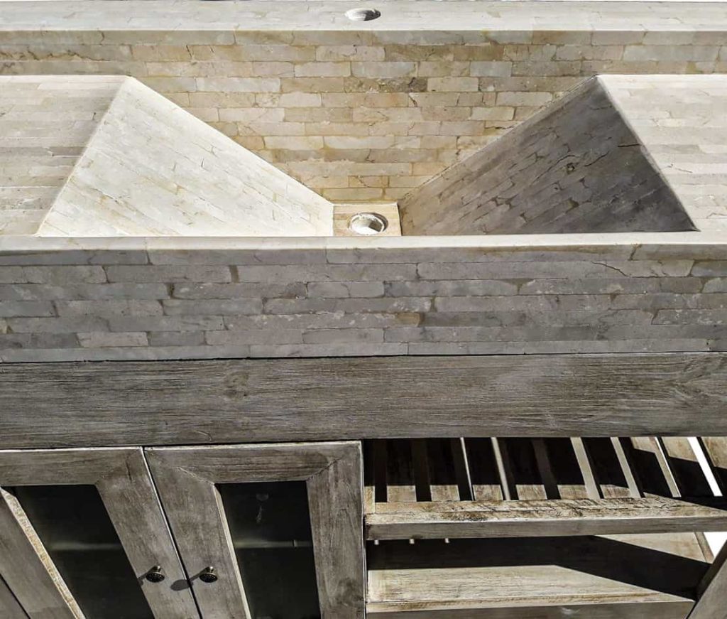 Vanitory a medida grande clarisa Cleara en marmol travertino carrara con mueble de madera de paraiso